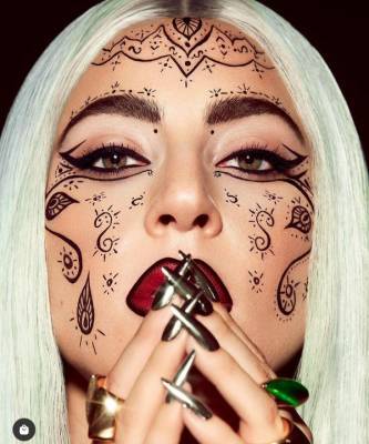 Леди Гага - В стиле диких племен Маори: «огуречный» макияж Леди Гаги с узорами пейсли - elle.ru