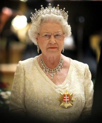 королева Елизавета II (Ii) - Брайан Козловски - Корона — лучшее лекарство от тревожности. Проверено Елизаветой II - elle.ru - Англия