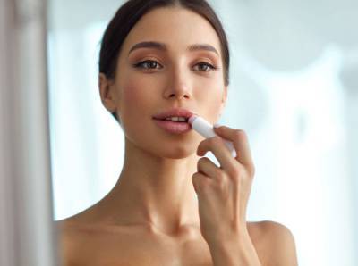 6 причин, почему питательные бальзамы для губ еще больше сушат кожу - marieclaire.ru