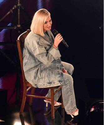 Кэти Перри - Голубые джинсы и куртка вместо вечернего платья: Кэти Перри на премии 2020 American Music Awards - elle.ru - Сша