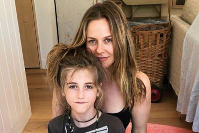 Алисия Сильверстоун - Алисия Сильверстоун едва не заплакала, когда ее 9-летний сын отстриг свои длинные волосы - spletnik.ru