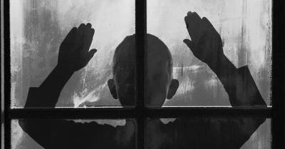 Москвичка заперла сына без еды и исчезла — ребенка кормили соседи через окно - wmj.ru