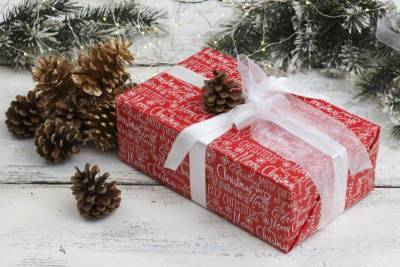 Как красиво упаковать подарок своими руками в подарочную бумагу? Пошаговое фото + видео - lifehelper.one