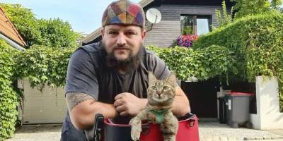 Шотландец хотел проехать по всей планете на велосипеде. В пути он встретил бездомную кошку, и теперь они путешествуют вместе фото - mur.tv - Италия - Греция - Бельгия - Швейцария - Голландия - Шотландия - Хорватия - Черногория