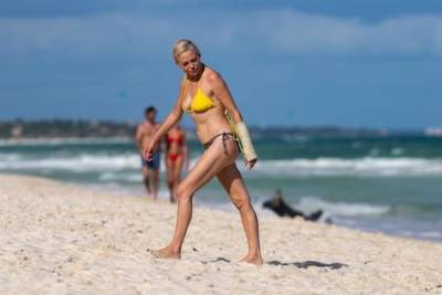 Роуз Макгоуэн - Роуз Макгоуэн наслаждается жизнью на пляжах Мексики со сломанной рукой - starslife.ru - Мексика