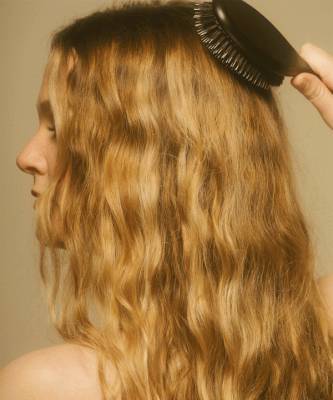 Кудрявый метод: как правильно ухаживать за вьющимися волосами - elle.ru