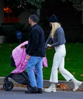 Софи Тернер - С чем носить белые джинсы в холодное время года? Вдохновляемся примером Софи Тернер - elle.ru - Сша - штат Калифорния