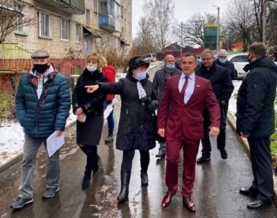 Смоленский депутат прогулялся по городу в малиновом костюме и стал мемом (5 фото + 1 видео) - chert-poberi.ru - Смоленск