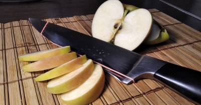 Японский лайфхак с ножом и канцелярской резинкой, который упростит нарезку продуктов - novate.ru