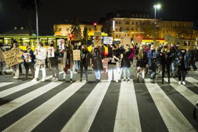 В Польше прошли массовые протесты против запрета на... - glamour.ru - Польша