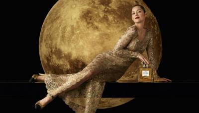 Марион Котийяр танцует на Луне в кутюрном платье Chanel: премьера видео - vogue.ua - Париж