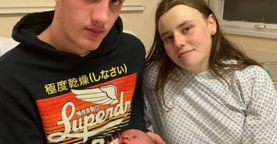 18-летняя девушка пришла к врачу с больной спиной — и внезапно родила в туалете больницы - wmj.ru