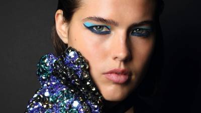 Голубые тени — тренд макияжа глаз, который снова вернулся на подиумы - vogue.ru