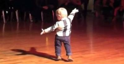 Порвал всех: мальчик 2-х лет стал популярным благодаря своему танцу на паркете - mur.tv