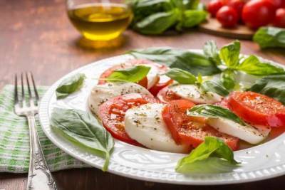 Италия дома: готовим салат Капрезе с соусом песто - milayaya.ru - Италия