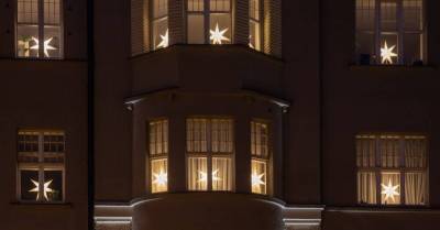 Инга Филипова - 130 новогодних звёзд зажглись в окнах исторического здания в центре Риги - lifehelper.one - Латвия - Рига