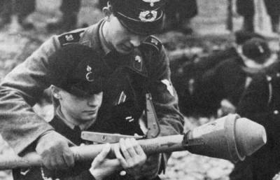 Адольф Гитлер - Последняя надежда Рейха: как действовали фаустпатроны - chert-poberi.ru - Германия
