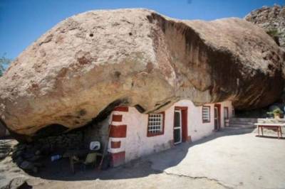 Сбывшаяся мечта: как живется «пещерному» семейству под огромным валуном среди пустыни - chert-poberi.ru - Мексика