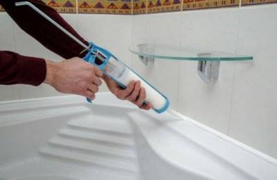 Чем замазать стык между стеной и ванной, чтобы вода не заливалась за бортик - lifehelper.one