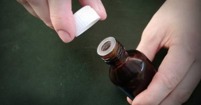 Как в стеклянной бутылочке легко открыть плотную пластмассовую крышечку - polsov.com