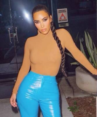 Ким Кардашьян - Бирюзовые брюки + боди цвета нюд: эффектный образ Ким Кардашьян - elle.ru