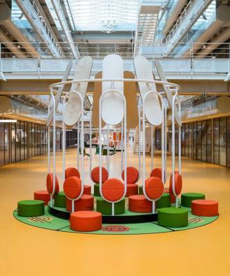 Ренцо Пиано (Renzo Piano) - Яркая мебель Матали Крассе в атриуме по проекту Ренцо Пьяно - elle.ru - Франция