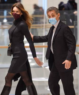 Карла Бруни - Николя Саркози - Только черный цвет, небрежная укладка и внимание к деталям: очень французский образ Карлы Бруни - elle.ru - Франция