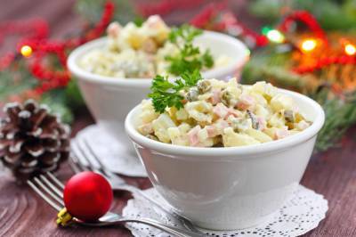Салат оливье! 3 рецепта главного новогоднего блюда с крабами, раковыми шейками или языком - eva.ru