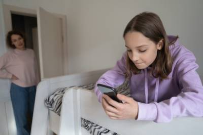Родительский контроль: стоит ли читать переписку ребенка? - psychologies.ru