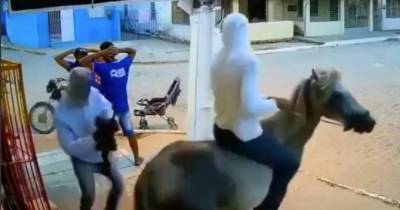 Ниндзя-грабители обчистили магазин на лошади в Бразилии - mur.tv - Бразилия