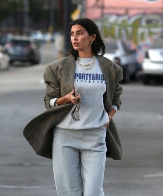 Самая популярная одежда 2020-го + объемный пиджак: модное сочетание, которое стоит взять на вооружение - elle.ru - Лос-Анджелес