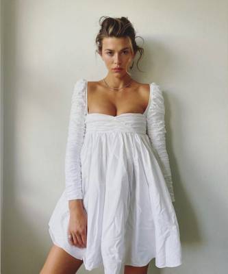 В чем встречать Новый год?Джорджия Фаулер предлагает белое маленькое платье, которое очень красиво подчеркивает грудь - elle.ru - штат Джорджия