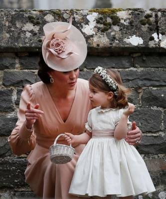 Кейт Миддлтон - принц Уильям - принц Луи - принц Джордж - принцесса Шарлотта - 12 необычных правил, которым должны следовать королевские дети - elle.ru