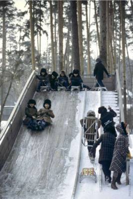 Любимая зимняя забава советских детей — катание на санках - chert-poberi.ru