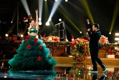 Гвен Стефани в потрясающем наряде в виде рождественской ёлки на финале шоу «Голос» - starslife.ru