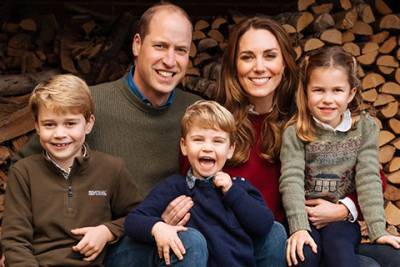 Кейт Миддлтон - принц Уильям - принц Луи - принц Джордж - Kate Middleton - Кейт Миддлтон и принц Уильям с детьми представили рождественскую открытку - spletnik.ru - Англия
