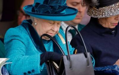 принц Эндрю - королева Елизавета Іі II (Ii) - Что внутри: королевский эксперт рассказал, что Елизавета ІІ носит в своей сумочке - hochu.ua - Англия