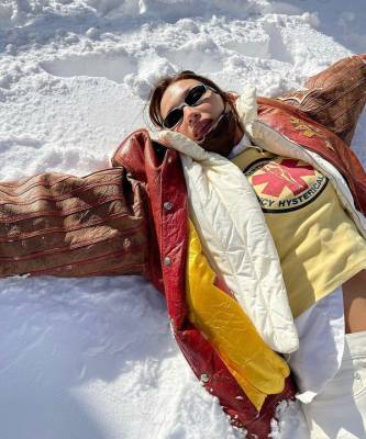Белла Хадид - Две куртки одновременно — практичный зимний лайфхак от Беллы Хадид - elle.ru