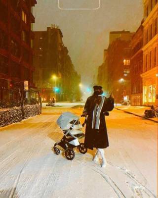 Джиджи Хадид - Малик Зейн - Зейн Малик - Дочь Джиджи Хадид впервые увидела первый снег, гуляя по улицам Нью-Йорка - starslife.ru - Нью-Йорк - Нью-Йорк