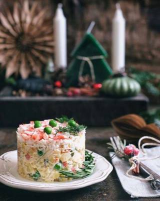 Салат оливье! 3 рецепта главного новогоднего блюда с крабами, раковыми шейками или языком - milayaya.ru
