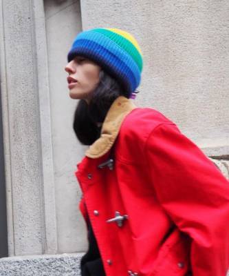 Джильда Амбросио - Этой зимой носите яркую куртку и шапку, как Джильда Амбросио - elle.ru