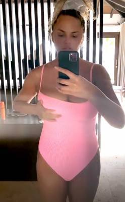 Крисси Тейген - Крисси Тейген пытается подогнать обвисшую грудь, примеряя понравившийся розовый купальник - starslife.ru