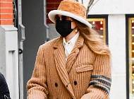 Маскулинное пальто и самая модная шапка: Джиджи Хадид показала, как стильно утеплиться зимой 2021 - cosmo.com.ua