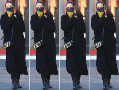 Анджелина Джоли - Как носить шелковый платок вместо защитной маски —... - glamour.ru