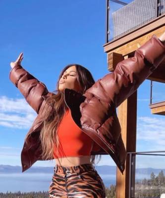 Ким Кардашьян - Ким Кардашьян показывает, с чем носить кожаный пуховик этой зимой - elle.ru - штат Невада