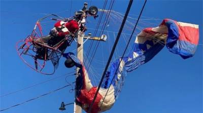 В Калифорнии Санта-Клаус с парашютом застрял на линии электропередач - e-w-e.ru - штат Калифорния - Сакраменто