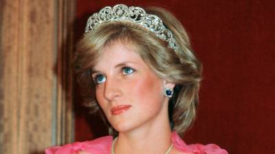 королева Елизавета II (Ii) - принцесса Диана - Кейт Миддлтон - принц Уильям - королева Виктория - Гарри - Garrard представили новую ювелирную коллекцию, вдохновленную помолвочным кольцом принцессы Дианы - vogue.ru