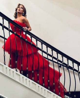 Идея наряда на Новый год — красное платье, как у Дж... - glamour.ru