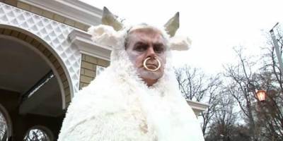 На этот раз бык. Директор Одесского зоопарка традиционно снял видео в образе символа следующего года - mur.tv