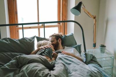 7 мелочей, которые человек делает в постели, когда любит тебя - soulpost.ru